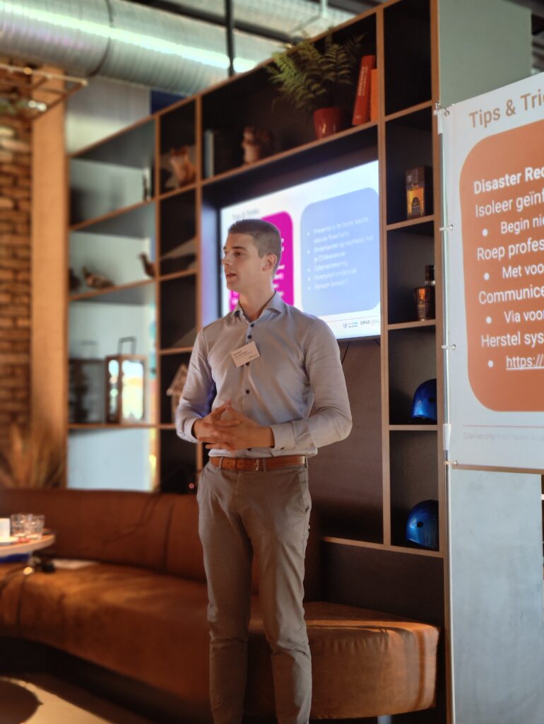 Ethical hacker Reinaert Van de Cruys geeft cybersecurity awareness training